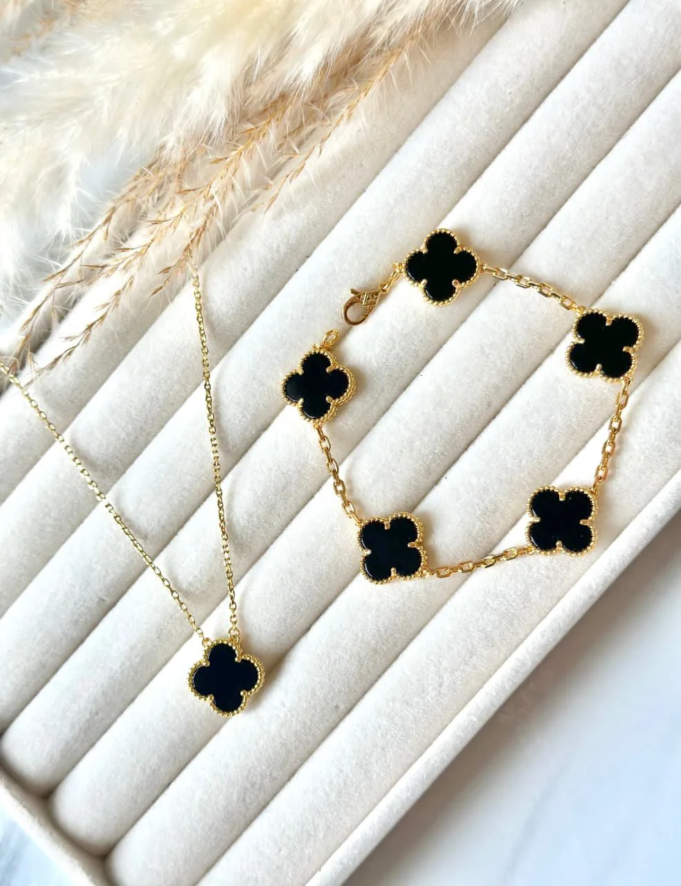 Sorprende con el Duo Van Cleef: Pulsera y Collar