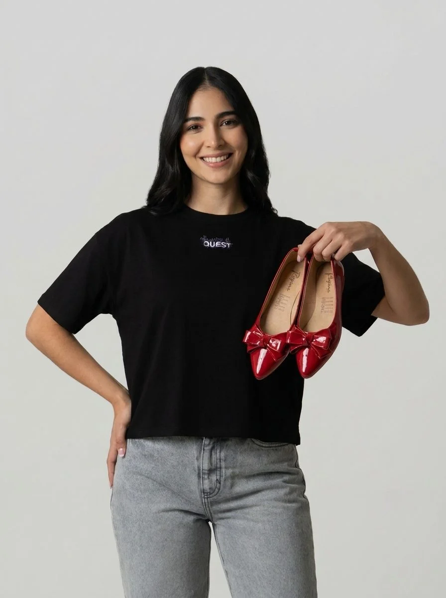 Mujer sosteniendo baletas Regina rojas