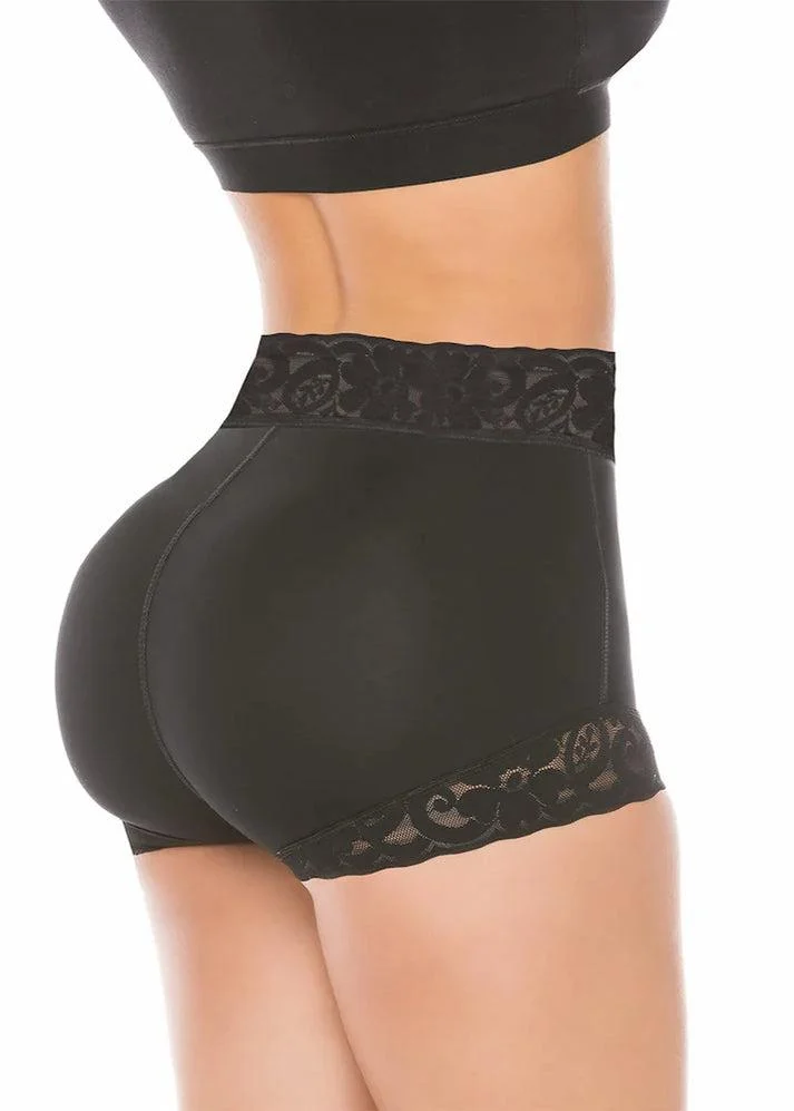 Detalle de la cola levantada con la faja short negra