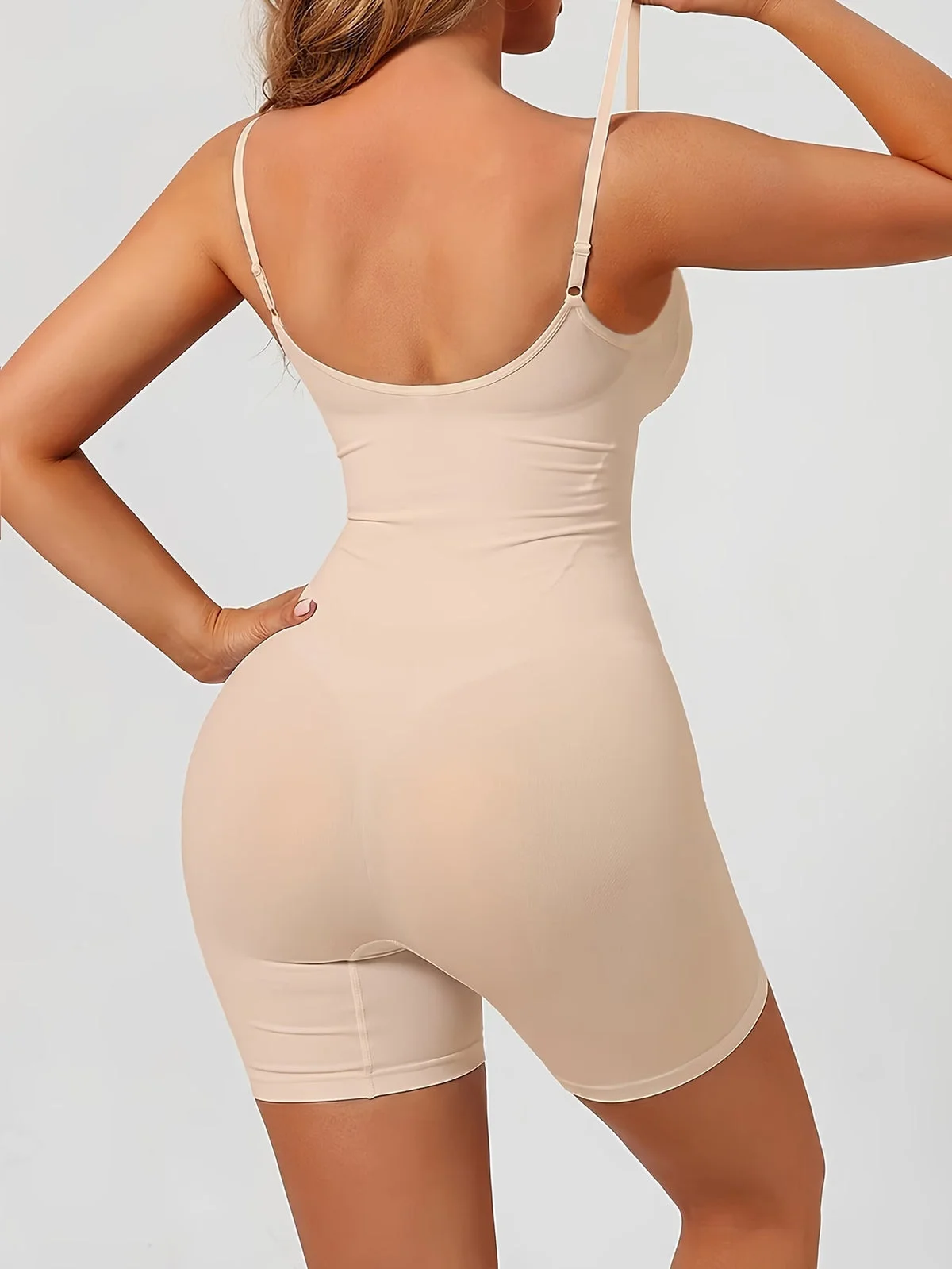 Enterizo beige de espalda