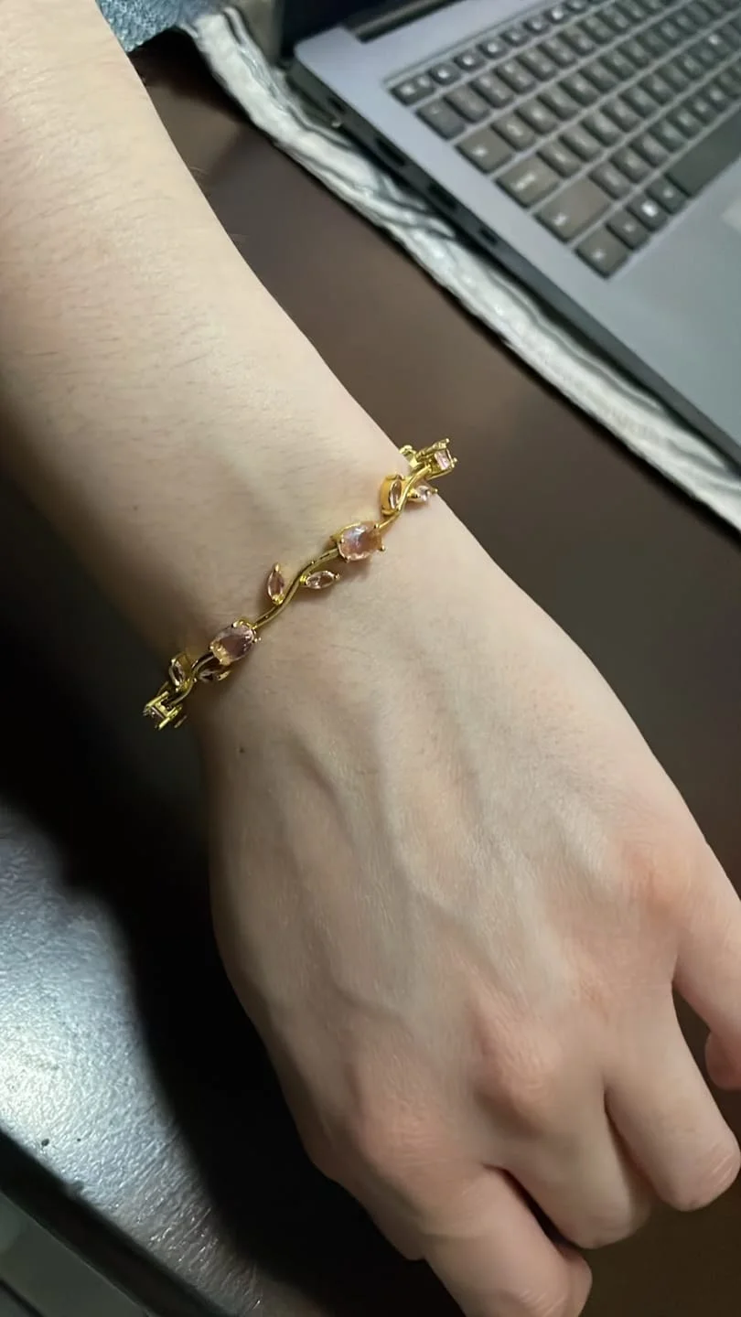 Foto de cliente con la pulsera de tulipanes puesta