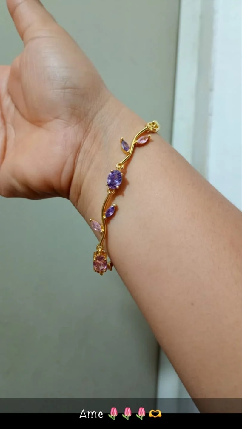 Foto de cliente con la pulsera de tulipanes lila en la muñeca