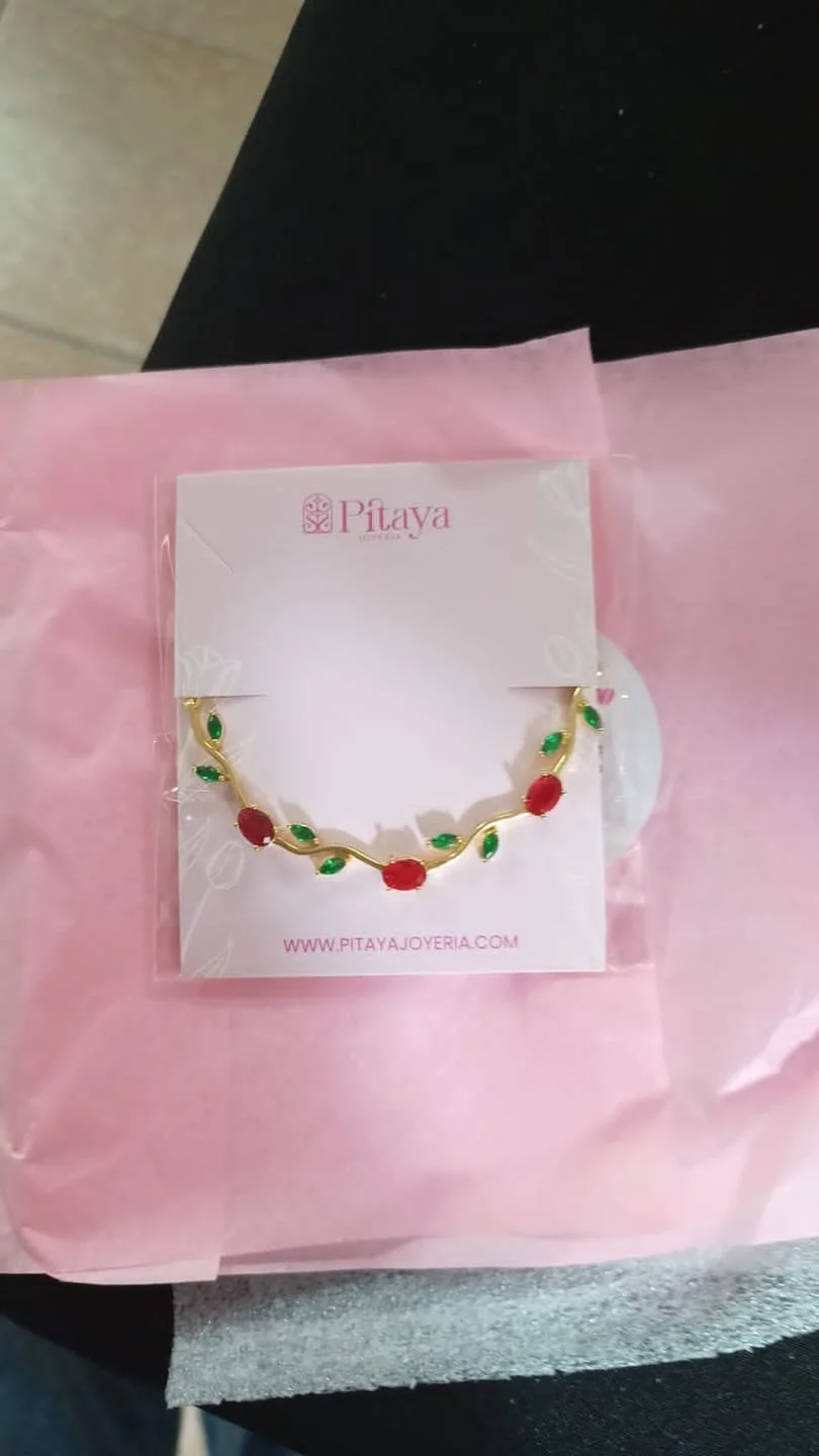 Foto de cliente con la pulsera de tulipanes roja