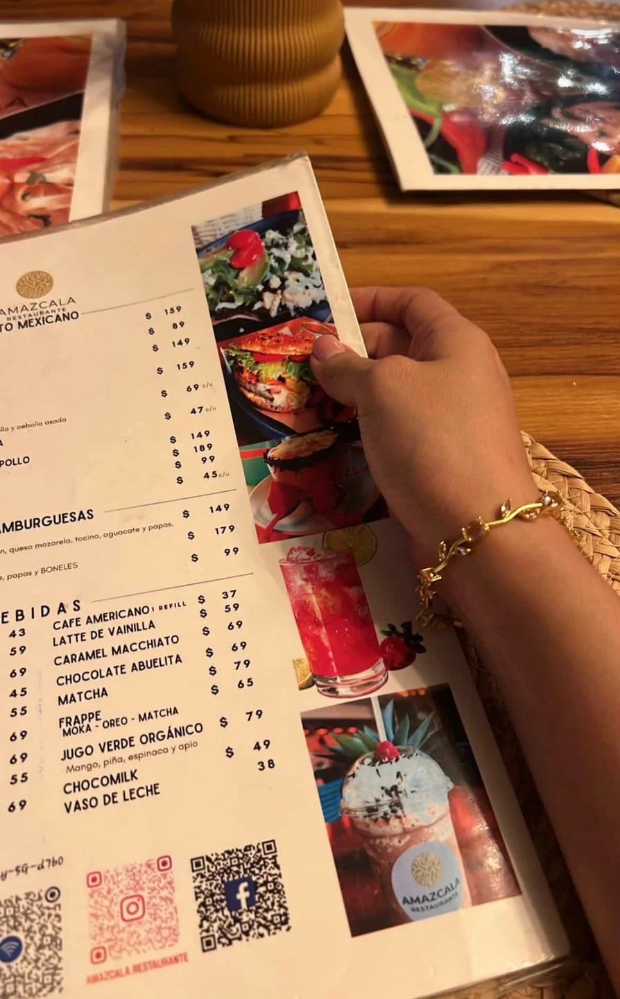 Foto de cliente con la pulsera de tulipanes en la muñeca