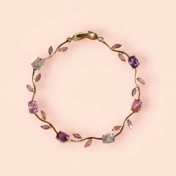 Pulsera de tulipanes rosa lila sobre fondo durazno