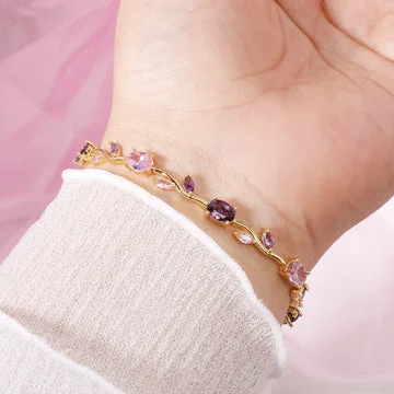 Pulsera rosa lila puesta
