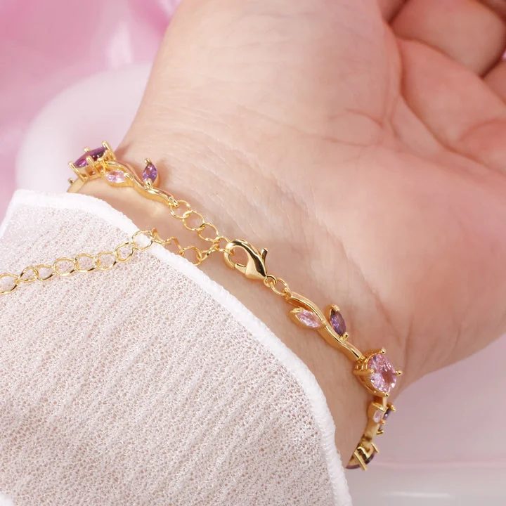 Pulsera de tulipanes rosa puesta en la muñeca