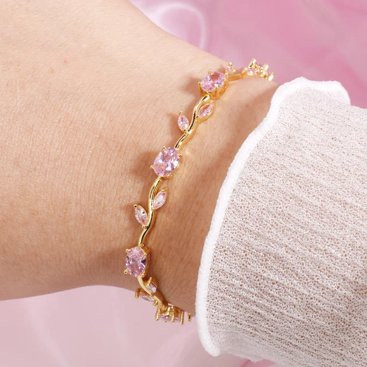 Pulsera de tulipanes puesta con suéter blanco