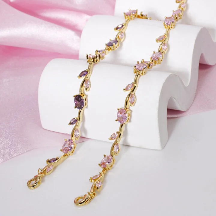 Pulseras de tulipanes lila sobre soporte blanco