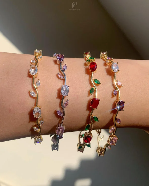 Cuatro pulseras de tulipanes combinadas en la muñeca