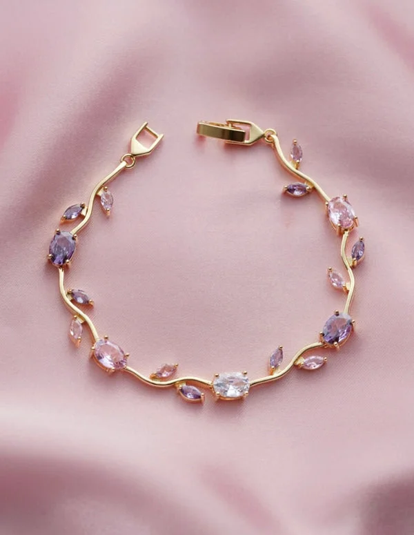 Pulsera de tulipanes rosa lila de cerca sobre seda rosada