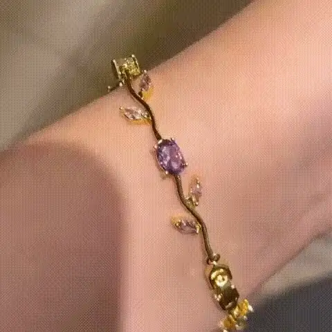 La pulsera de tulipanes brillando en la muñeca y en la mano