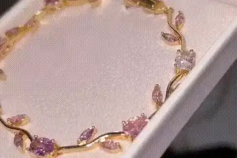 La pulsera de tulipanes en su caja y después puesta en la muñeca