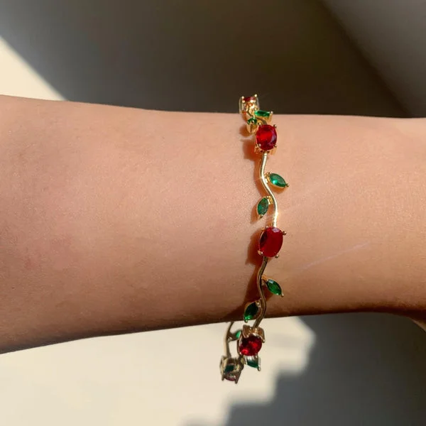 Pulsera de tulipanes roja puesta, con luz de sol