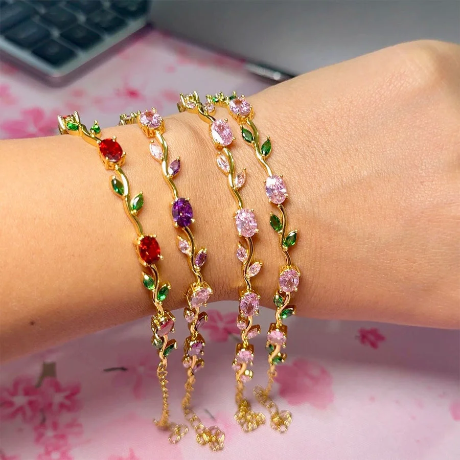 Cuatro pulseras de tulipanes combinadas en la muñeca