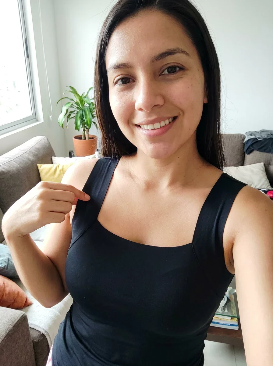 Ahora: camisilla con copa integrada, sin brasier