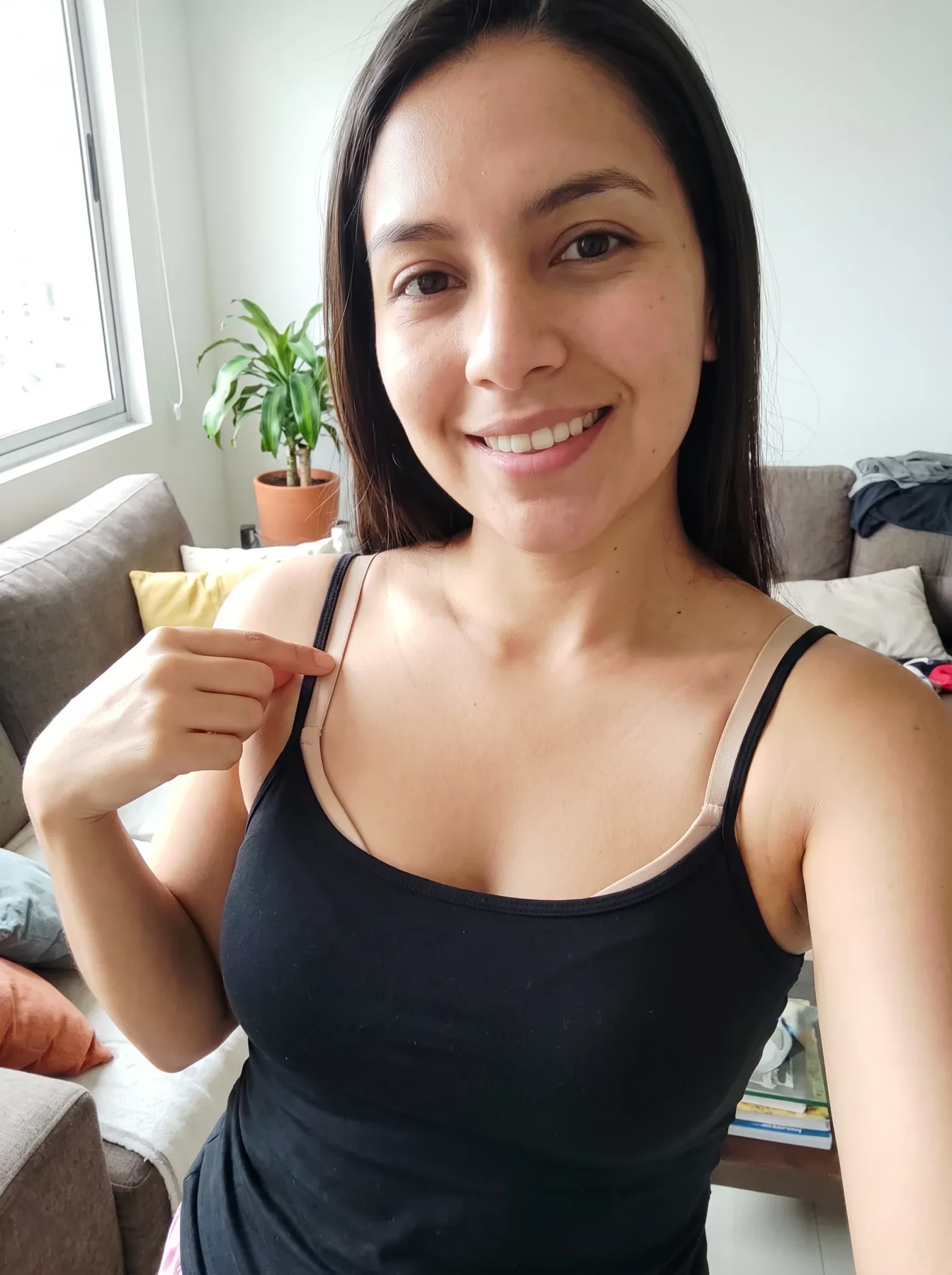 Antes: camisilla normal con los tirantes del brasier a la vista