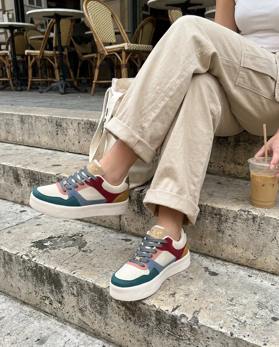 Tenis VELA Urban de suela blanca con pantalón cargo beige