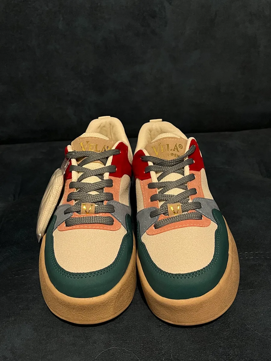 Par de tenis VELA Urban de frente con suela camel