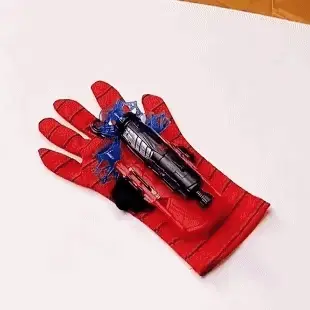 Niño jugando con el guante Spiderman