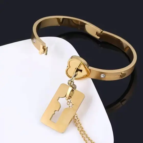 Collar en forma de llave